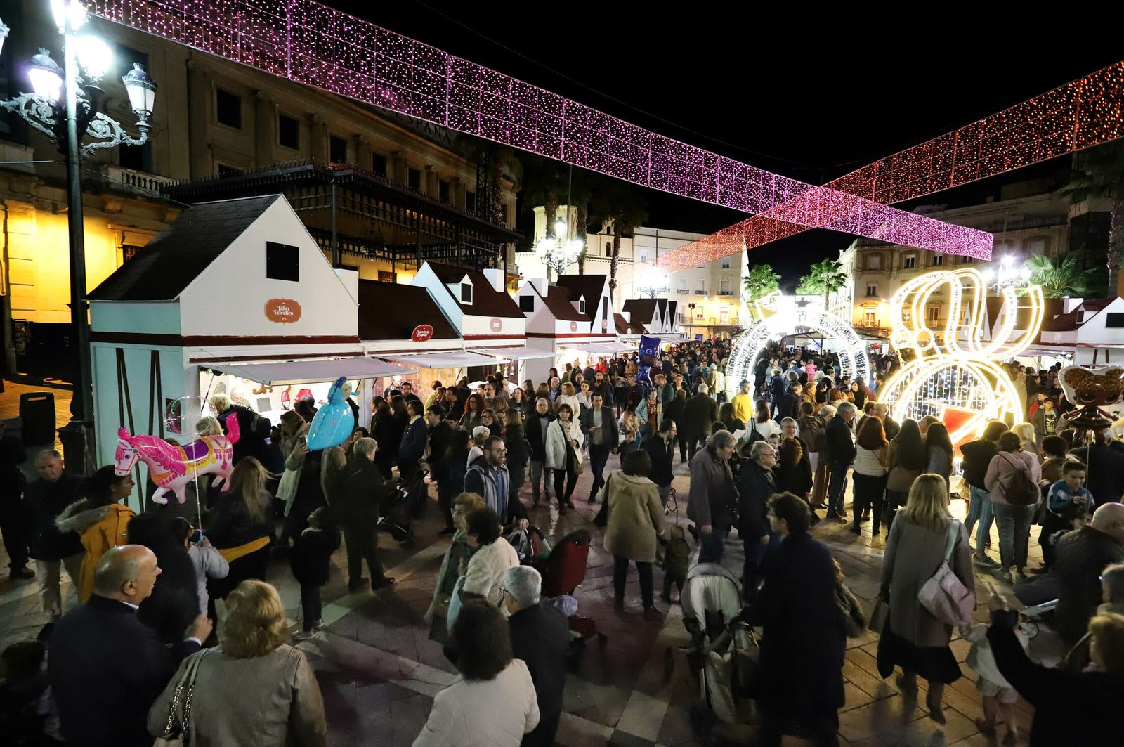 Ambiente navideño en la Plaza de las Monjas.