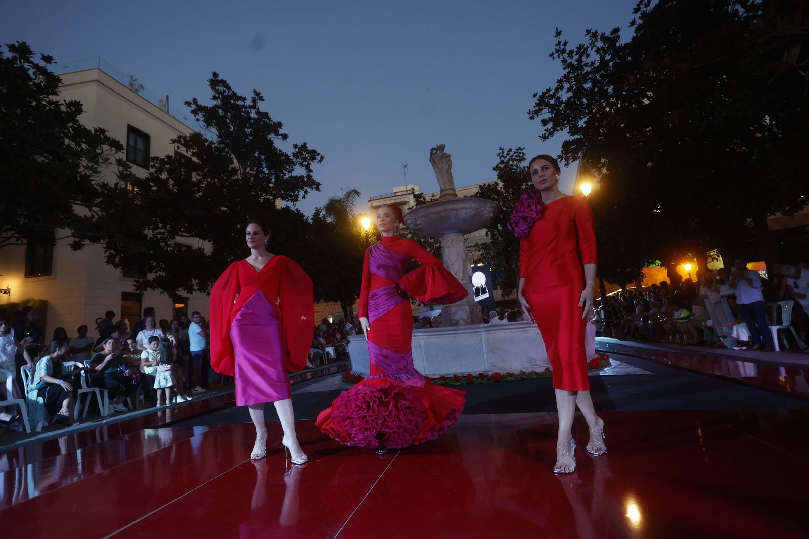 Las imágenes del Desfile de Jóvenes Diseñadores en la Plaza de la Magdalena
