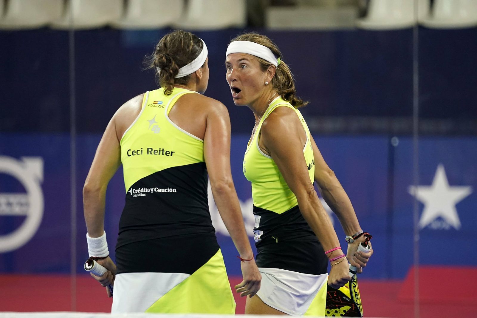 Carolina Navarro celebra la victoria con Cecilia Reiter.
