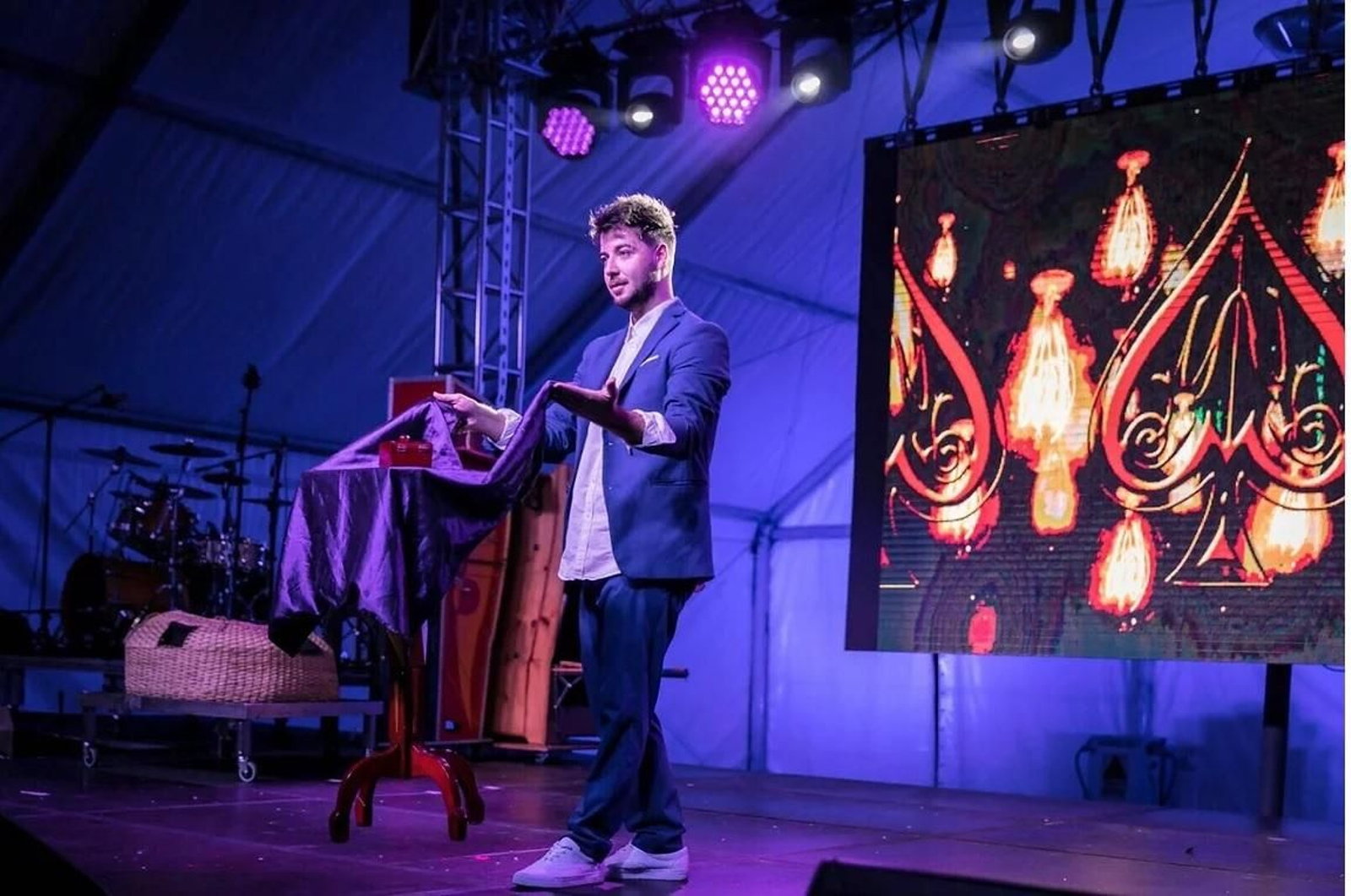 Manu Gómez, en uno de sus números de magia.