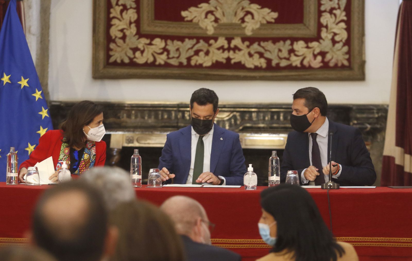 Margarita Robles, Juanma Moreno y José María Bellido firman el protocolo de la base