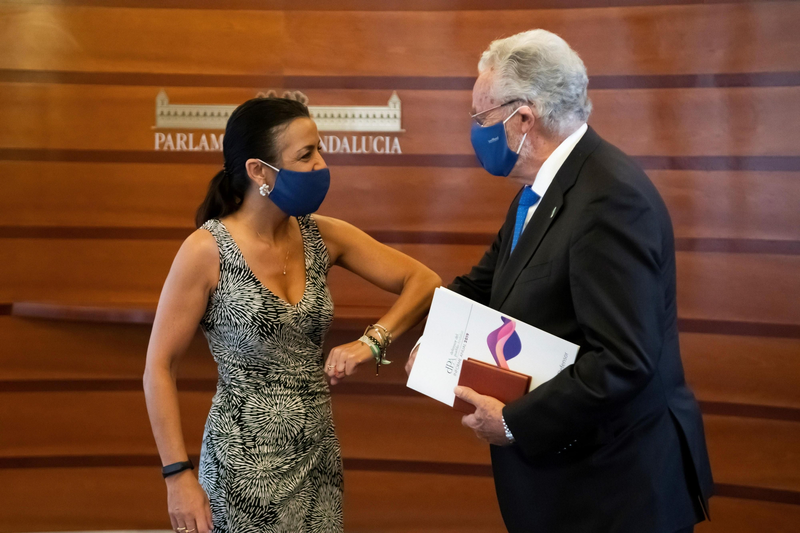 Marta Bosquet y Jesús Maeztu se saludan en el Parlamento.