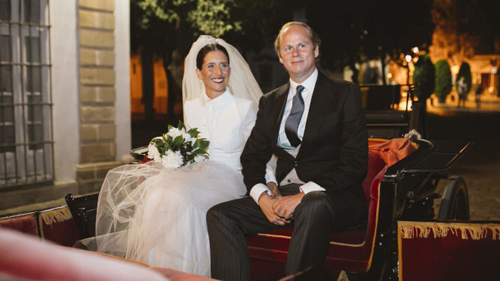 El nuevo matrimonio, María Alarcón de  Rojas  y Álvaro Moreno Landahl, a la salida de la iglesia.