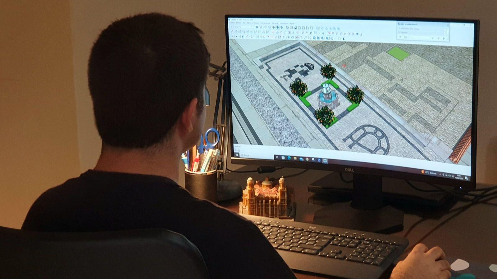 Sergio plantea uno de sus diseños en casa.