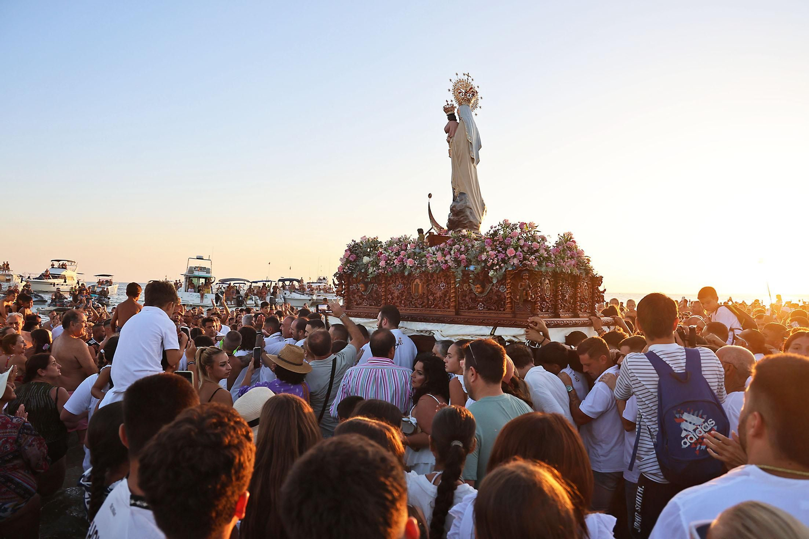 Imágenes de la Virgen del Carmen procesionando en Punta Umbría