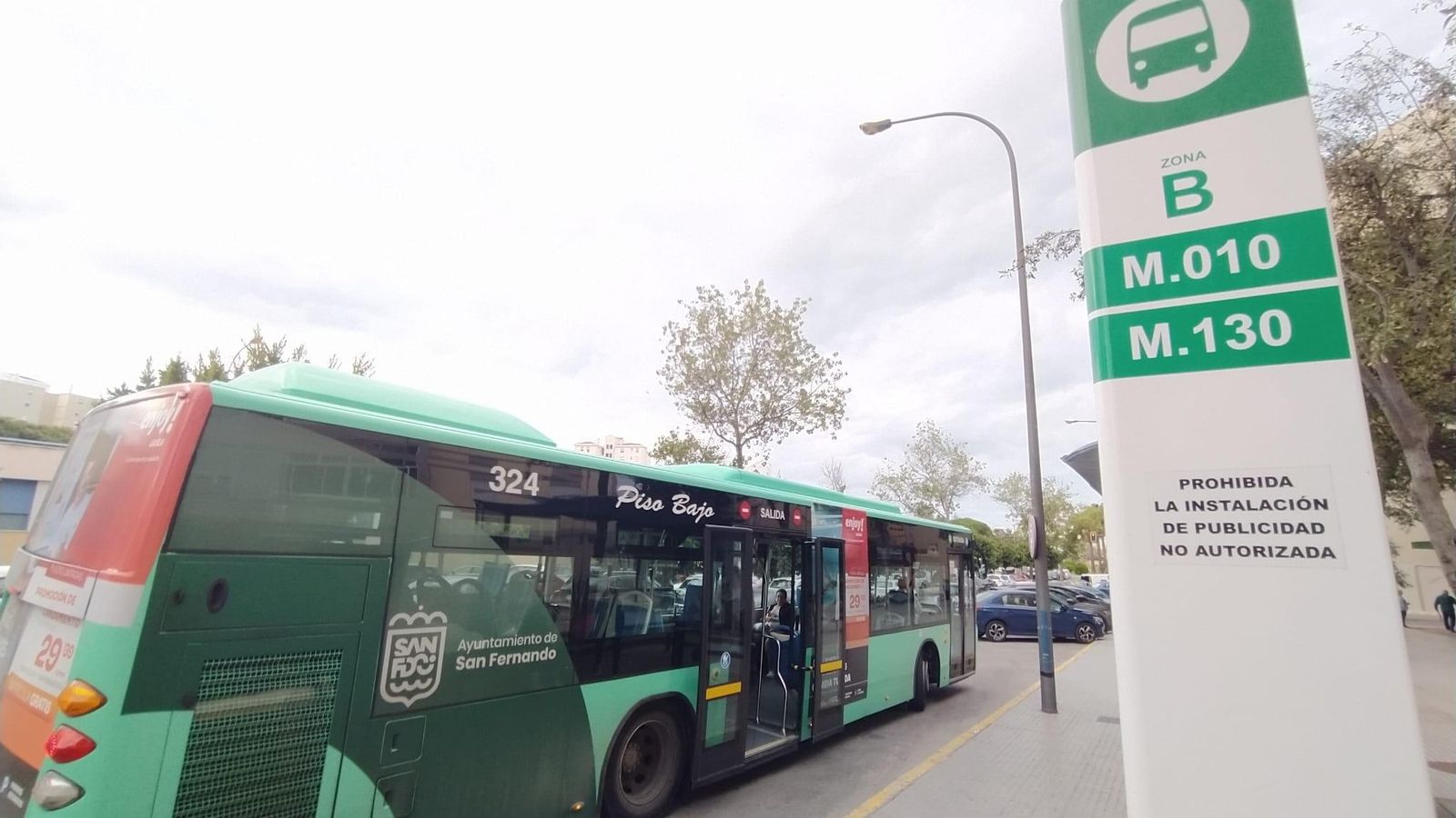 Un autobús de Comes en San Fernando durante la jornada de huelga.