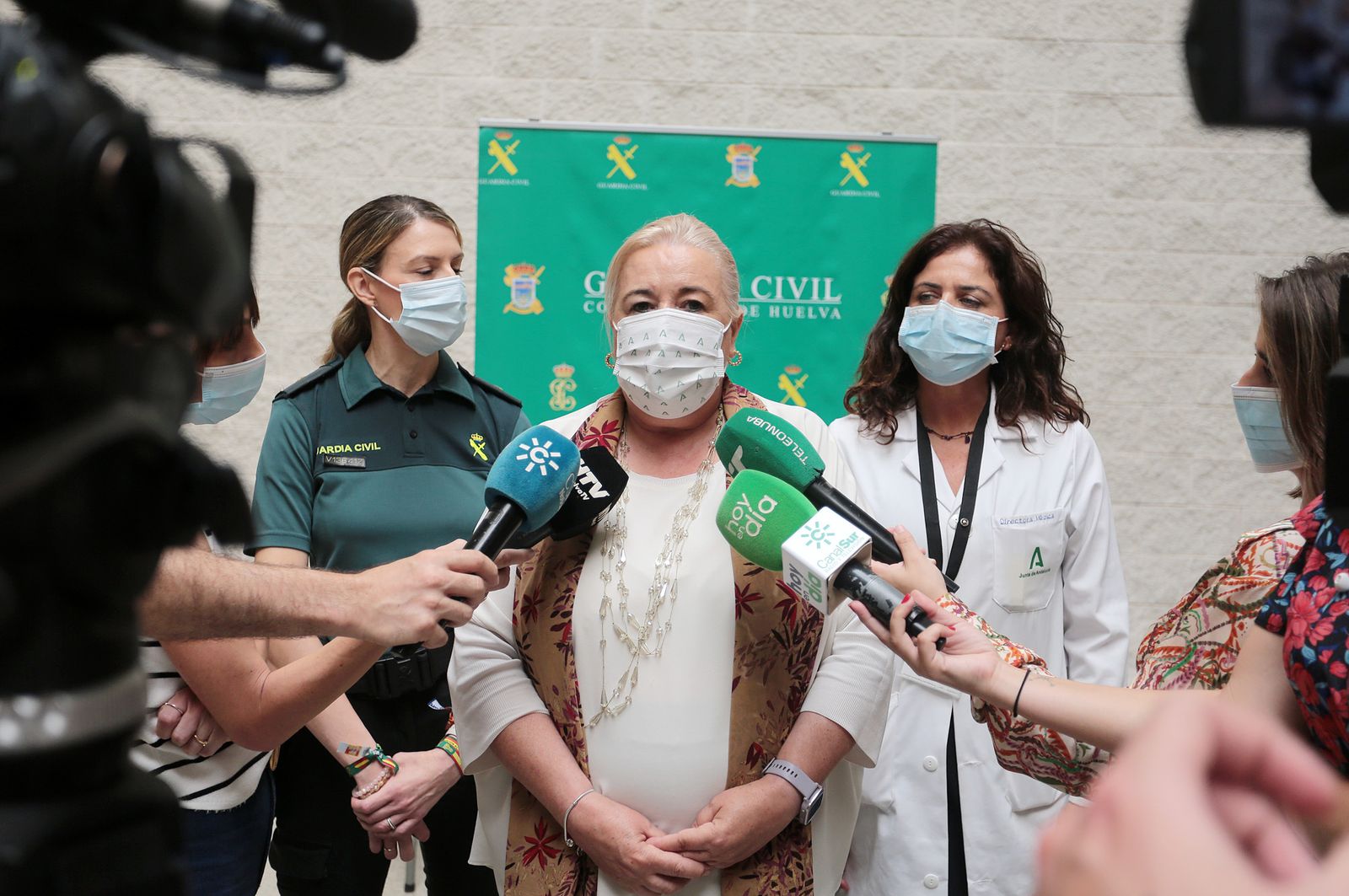 Imágenes de la exhibición de la Guardia Civil en el Hospital Juan Ramón Jiménez con motivo del 35 aniversario de la incorporación de la mujer