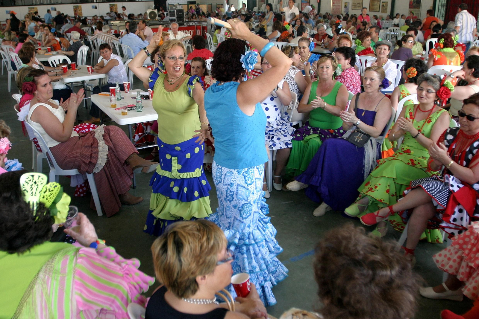 2006.Los bailes por sevillanas se improvisan en la Caseta Municipal