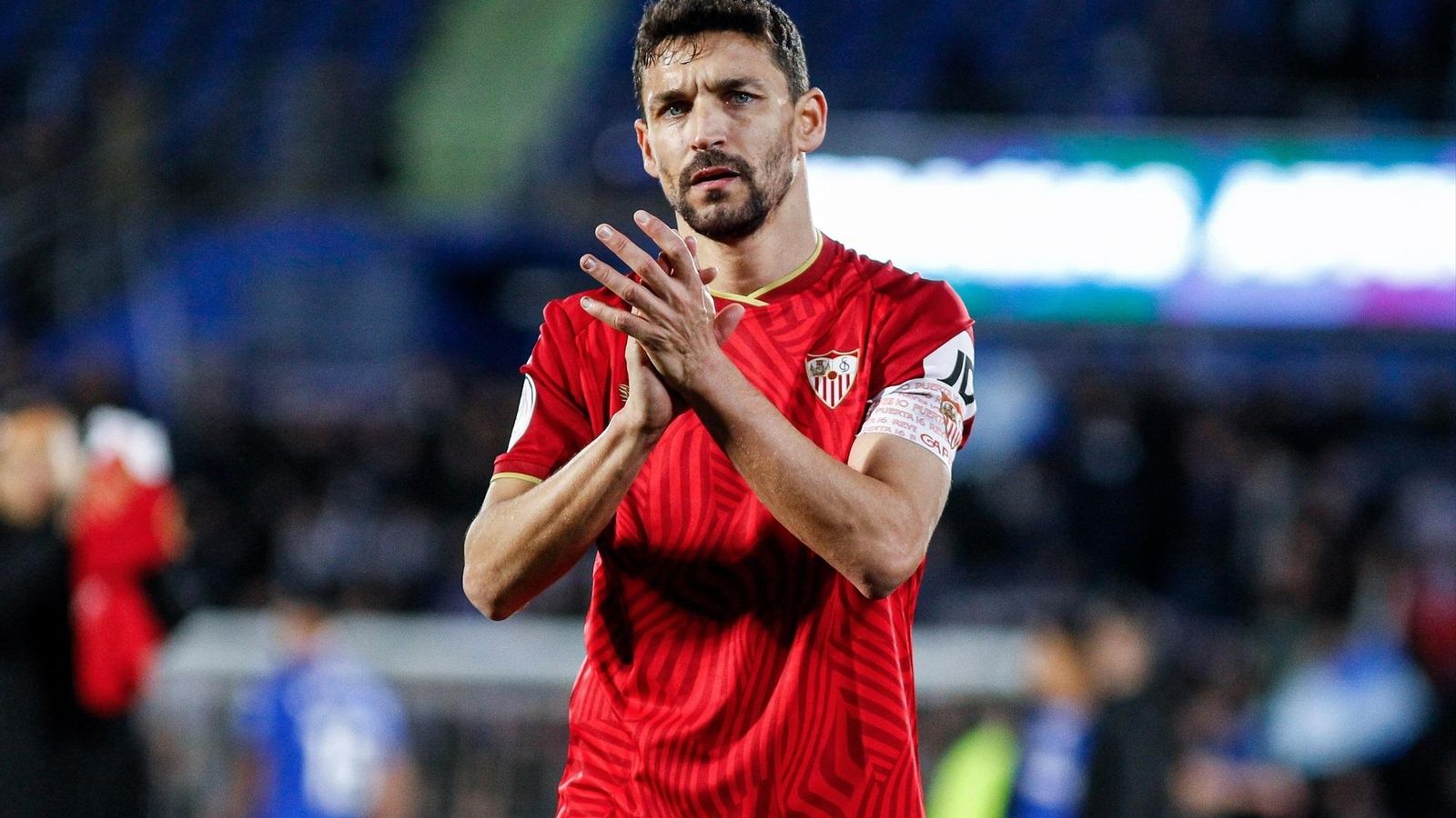 Jesús Navas aplaude a la afición del Sevilla desplazada a Getafe