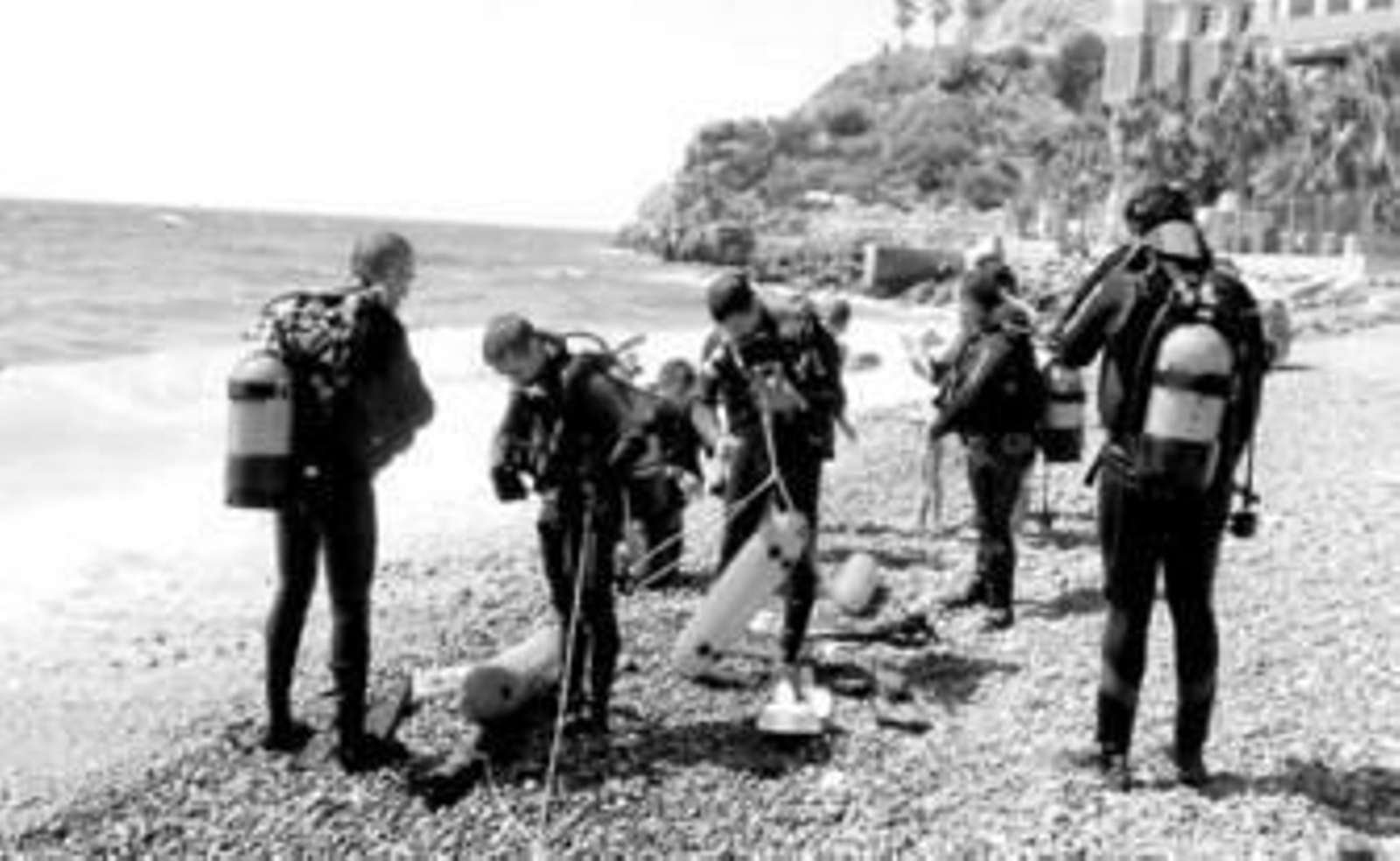 Los buceadores se preparan para saltar al agua en la playa de la carretera de Aguadulce.