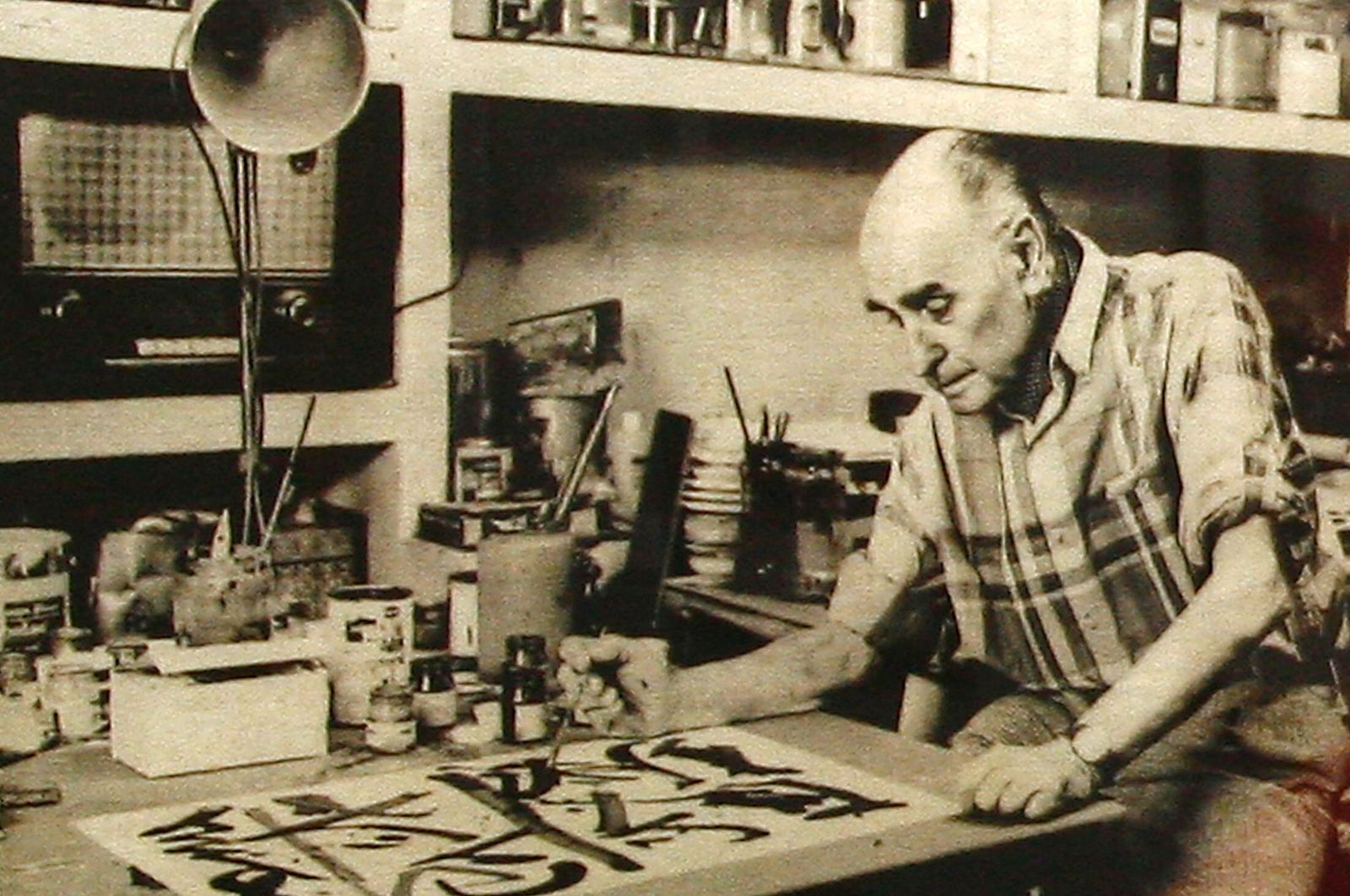 José Caballero con una de sus obras