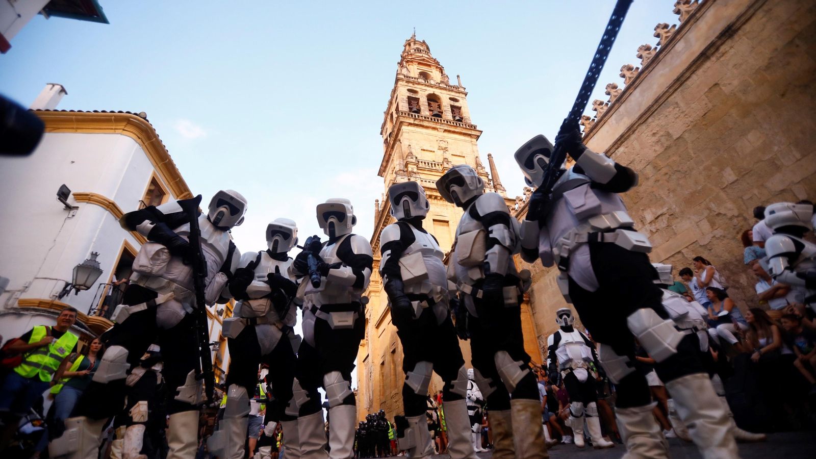 Soldados imperiales junto a la Mezquita-Catedral. Soldados imperiales junto a la Mezquita-Catedral.