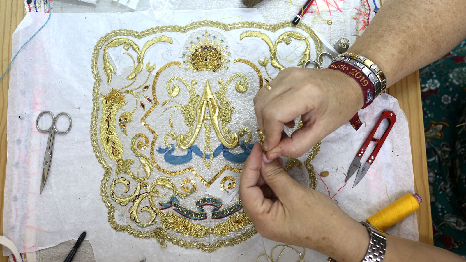 El pañito que cubrirá el rostro de la Blanca Paloma antes de abandonar la aldea