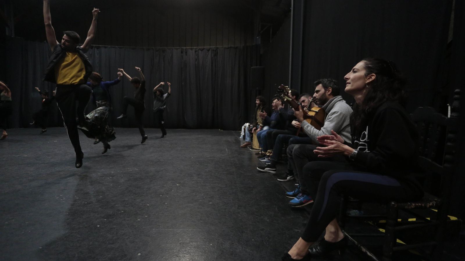 La bailaora cordobesa, pendiente del ensayo junto a sus músicos.