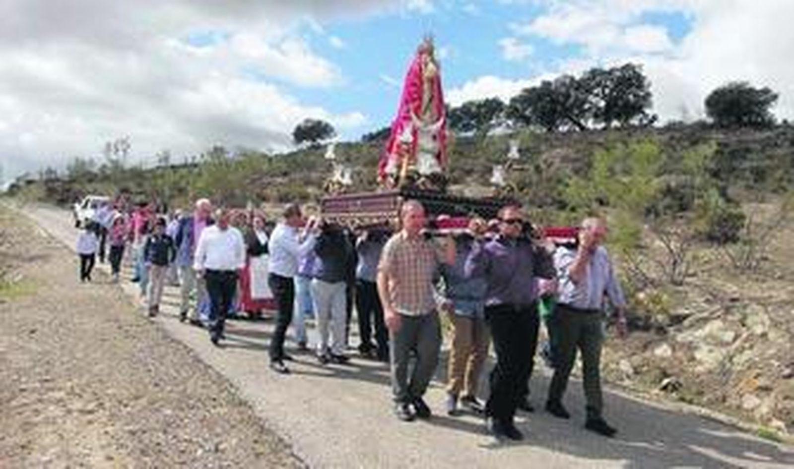 Personas de distintos municipios se fueron turnando para portarla.