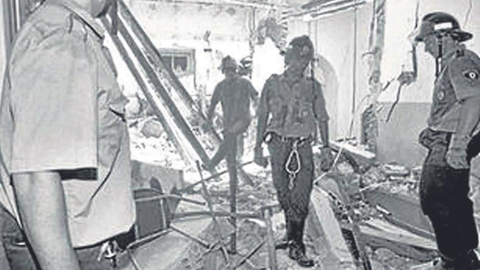 Bomberos en Sevilla-1 tras el atentado del 28 de junio de 1991.