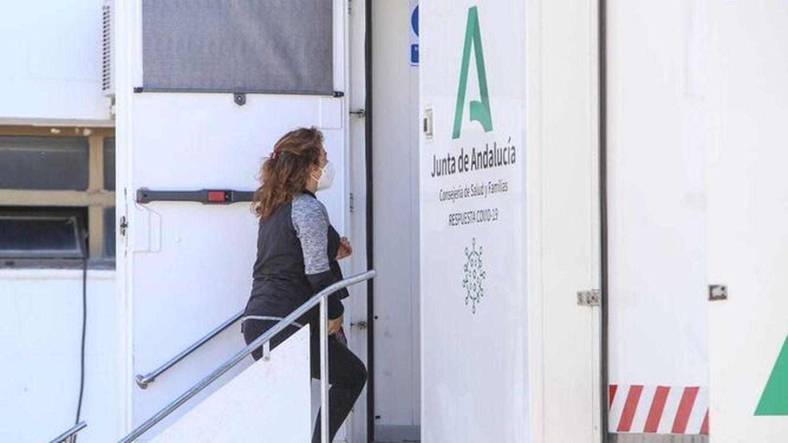 Una mujer accede al módulo de la Junta para participar en uno de los cribados realizados en Chiclana.