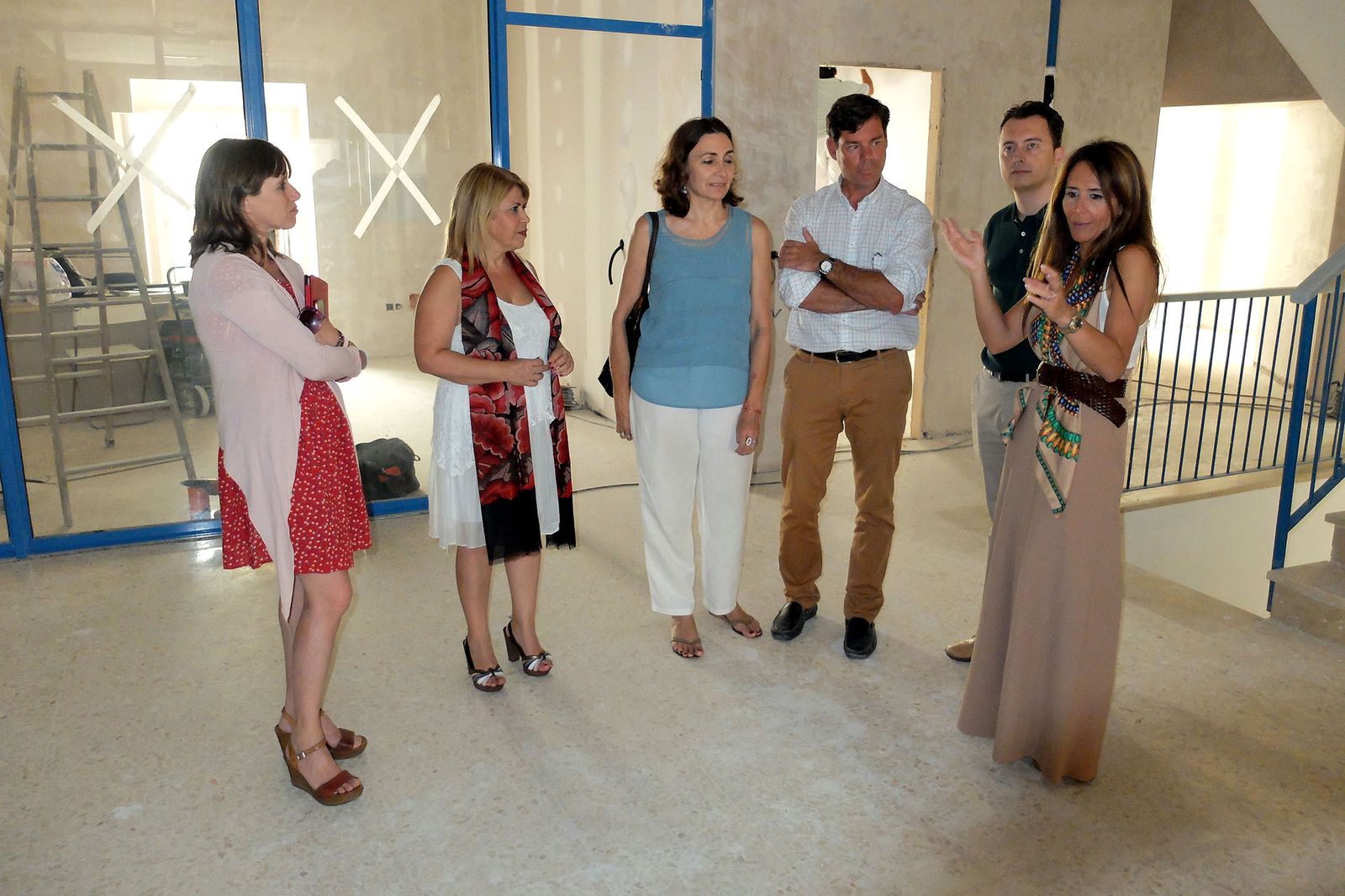 Laura Álvarez, Mamen Sánchez, Gema Pérez, Miguel Sánchez-Cossío, Santiago Galván y Carmen Romero, en el vivero.