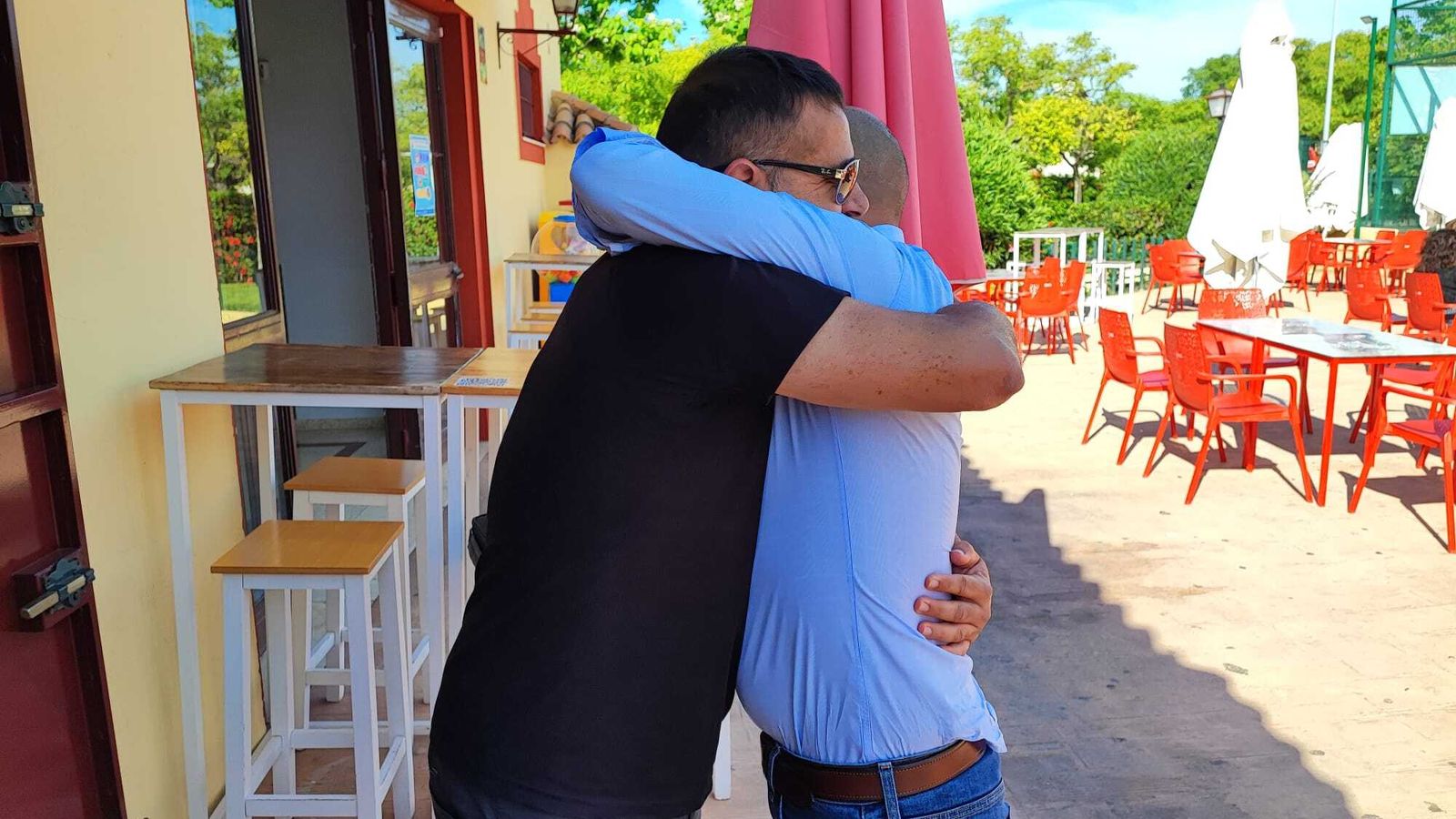 Fajardo y Juan Luis Gil se despidieron con un abrazo.