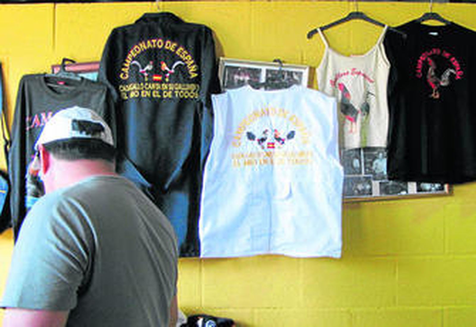 Visitante en una tienda de 'recuerdos' instalada en el Campeonato de España de pelea de gallos celebrado en 2010 en Jerez, en una imagen del Seprona.