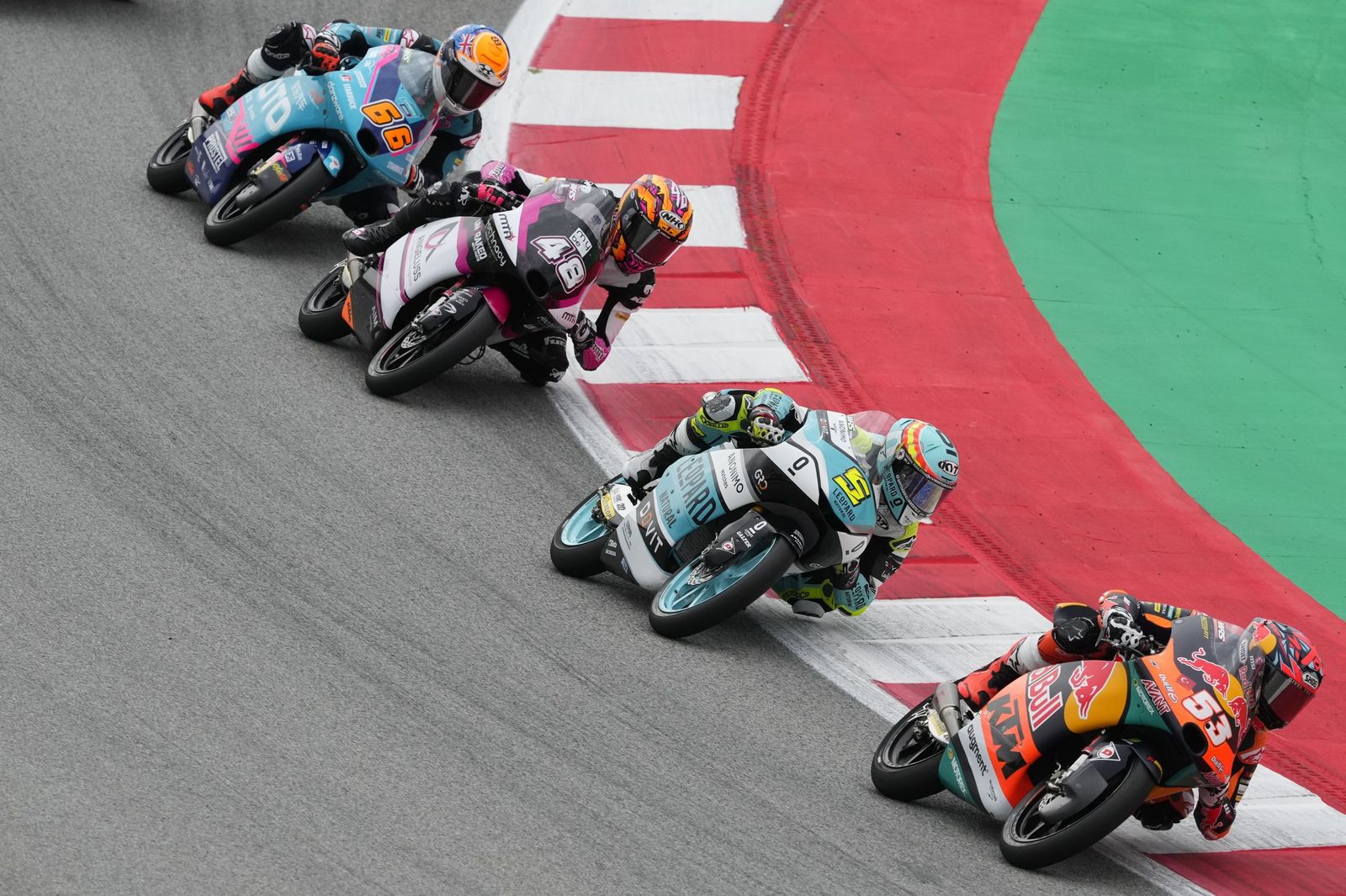 Las cariñosas fotos de Piqué, Clara Chía en el Mundial de Motos en Montmeló