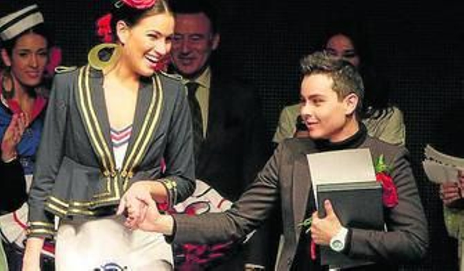 El ganador y una de las chicas de su desfile.