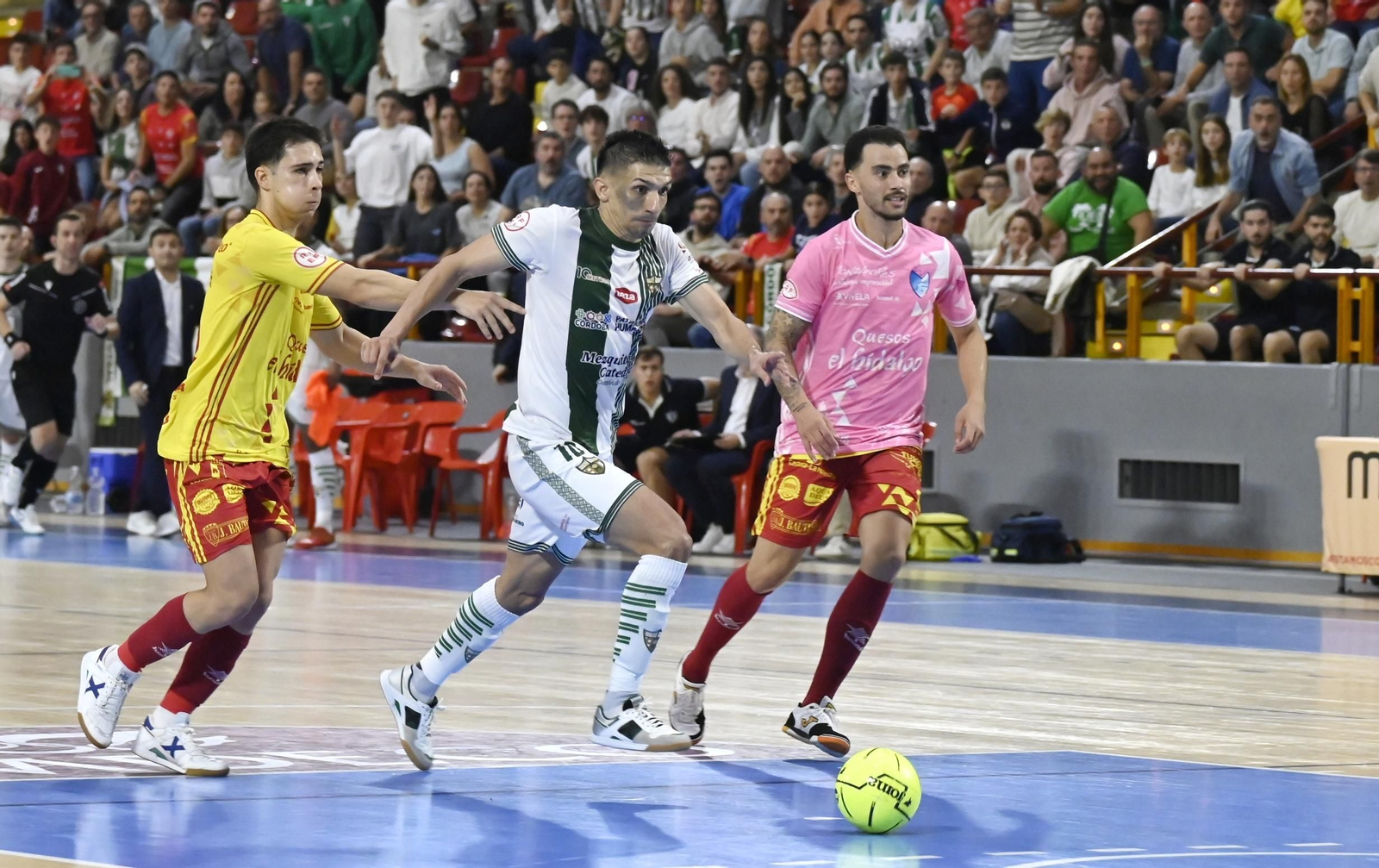 Las mejores fotos del ambiente en Vista Alegre en el Córdoba Futsal - Mazanares