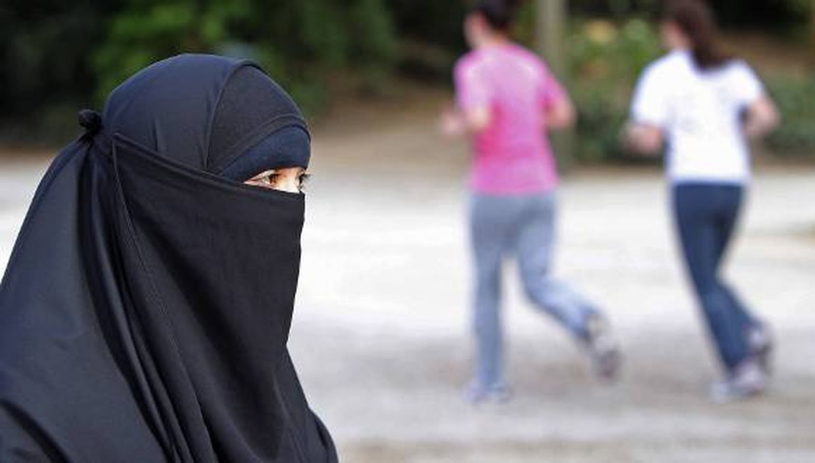 Prohíben a una estudiante ir a clase vestida con un 'niqab' en Alemania