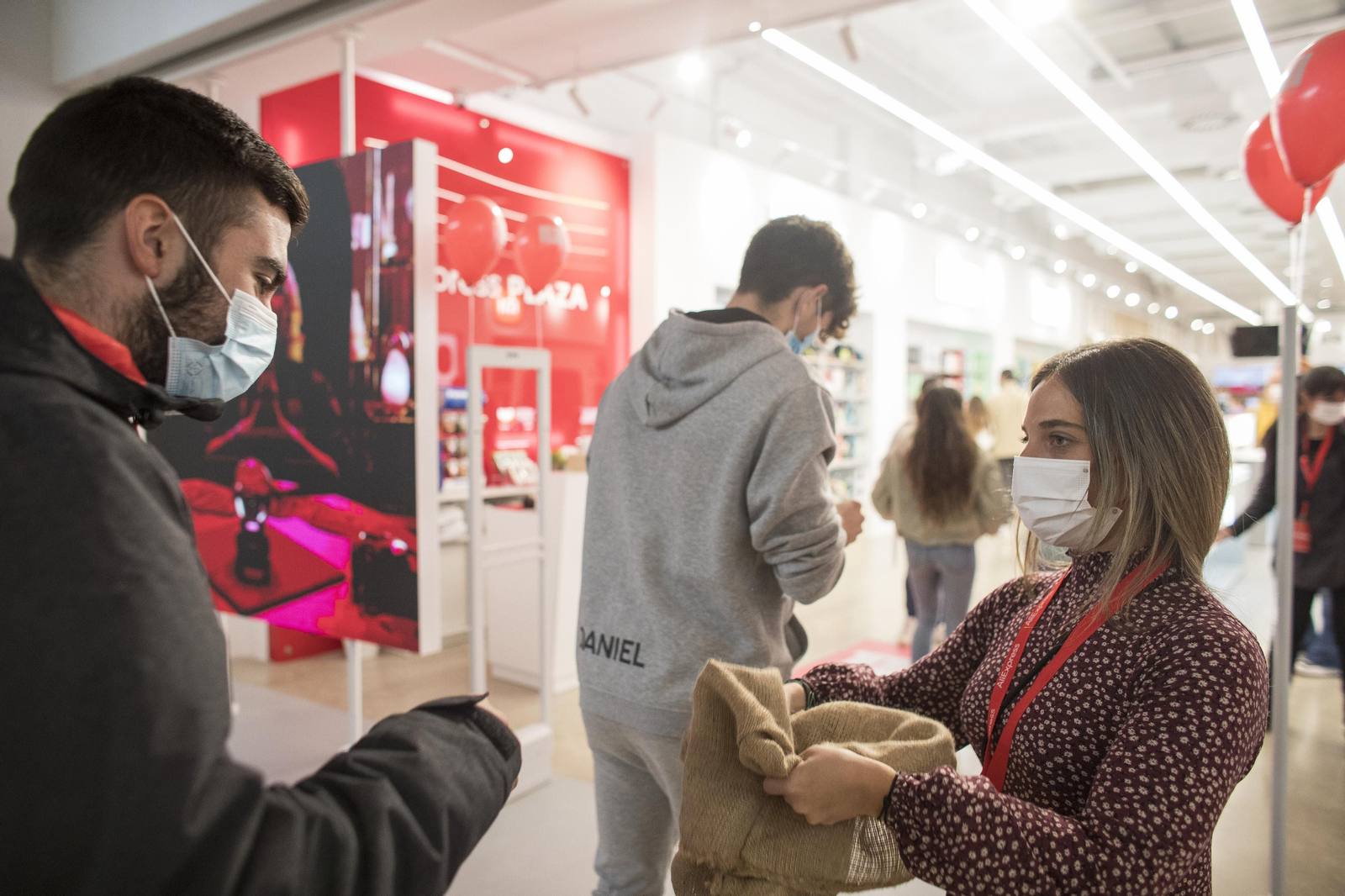 Así ha sido la apertura de AliExpress Plaza en el Centro Comercial Lagoh de Sevilla