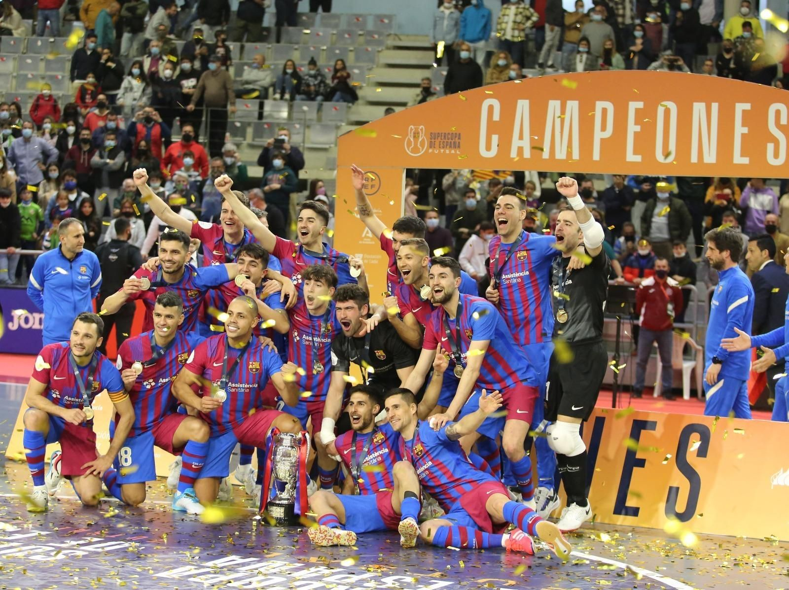 Los jugadores del Barcelona, celebran el título en la pista del Palacio de Deportes.