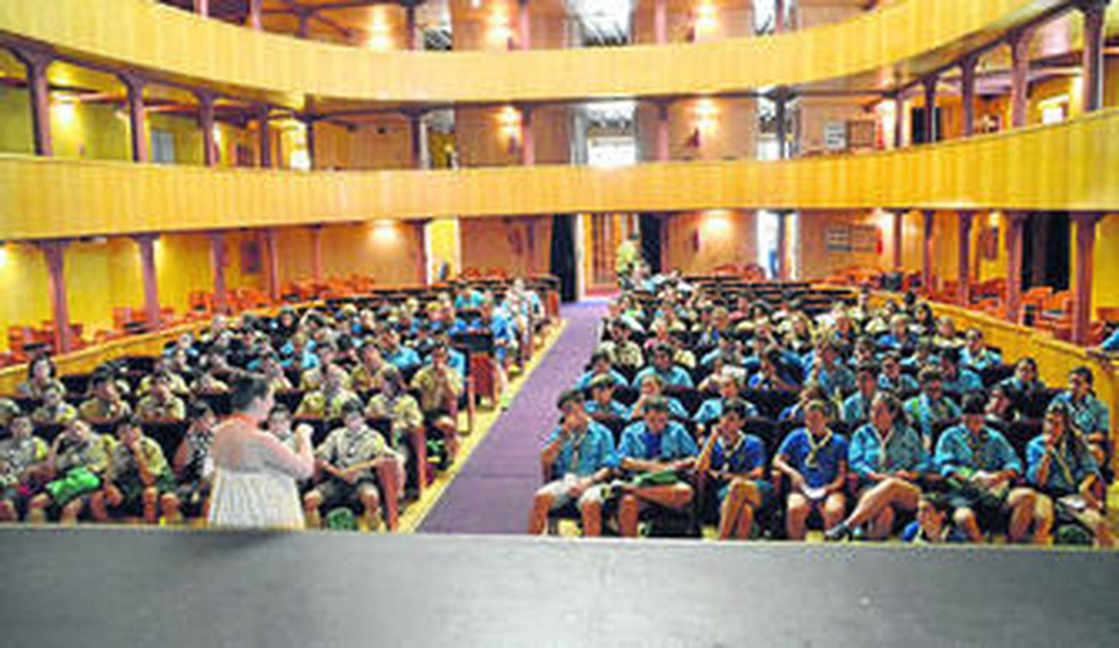Los jóvenes de Finlandia, Marruecos y Portugal que participan en el programa de intercambio, en el Teatro de las Cortes.