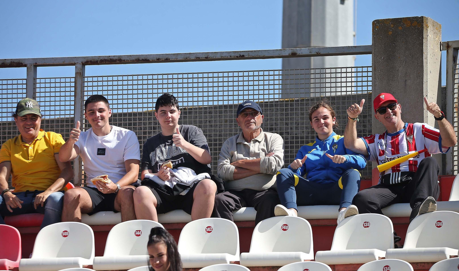 Fotos de la afición durante el Algeciras - San Fernando en el Nuevo Mirador