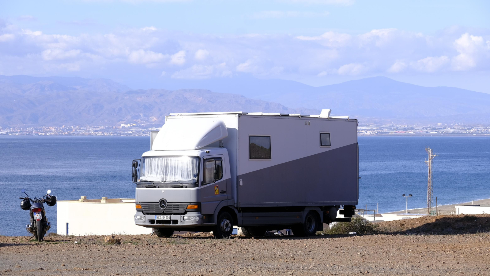 Imágenes de las caravanas estacionadas en el Parque Natural Cabo de Gata-Níjar