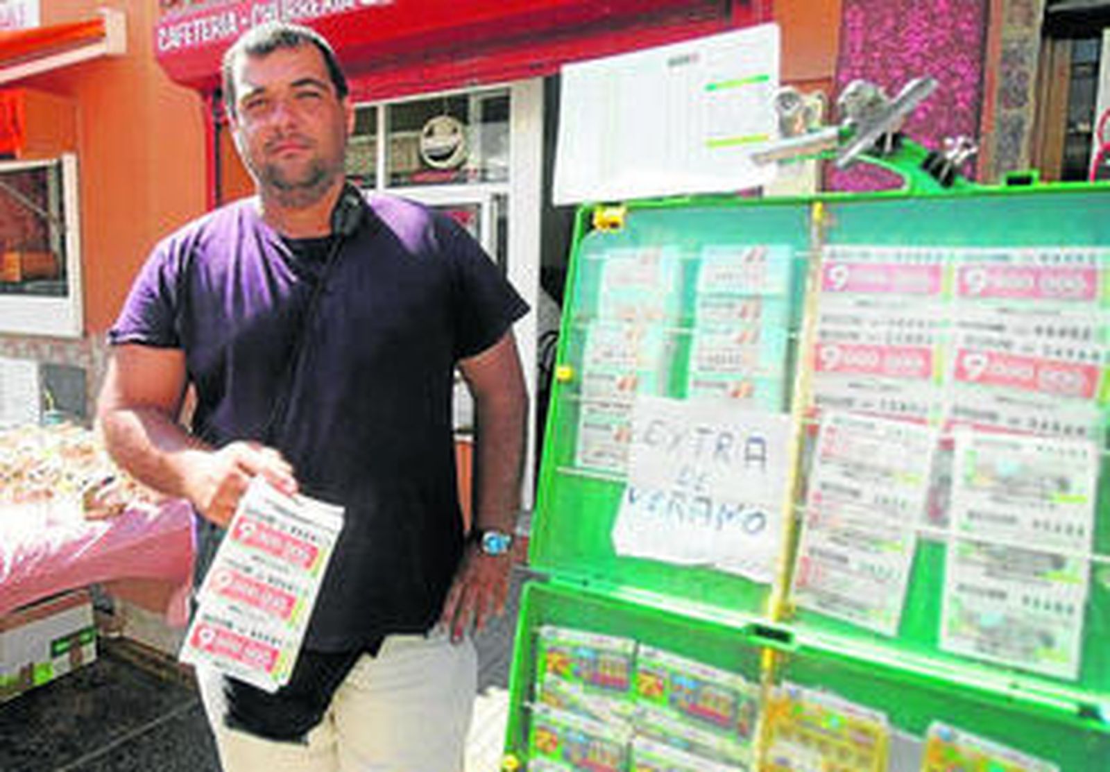 José Manuel vendiendo cupones en su lugar habitual del mercado.