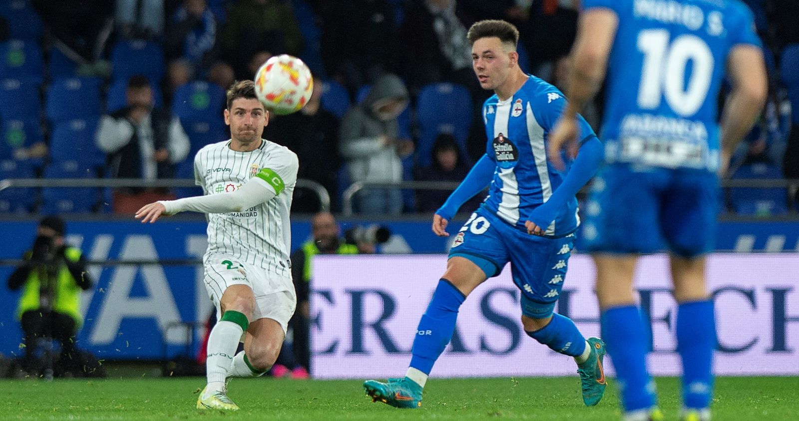 Javi Flores despeja un balón ante la presión de Svensson.