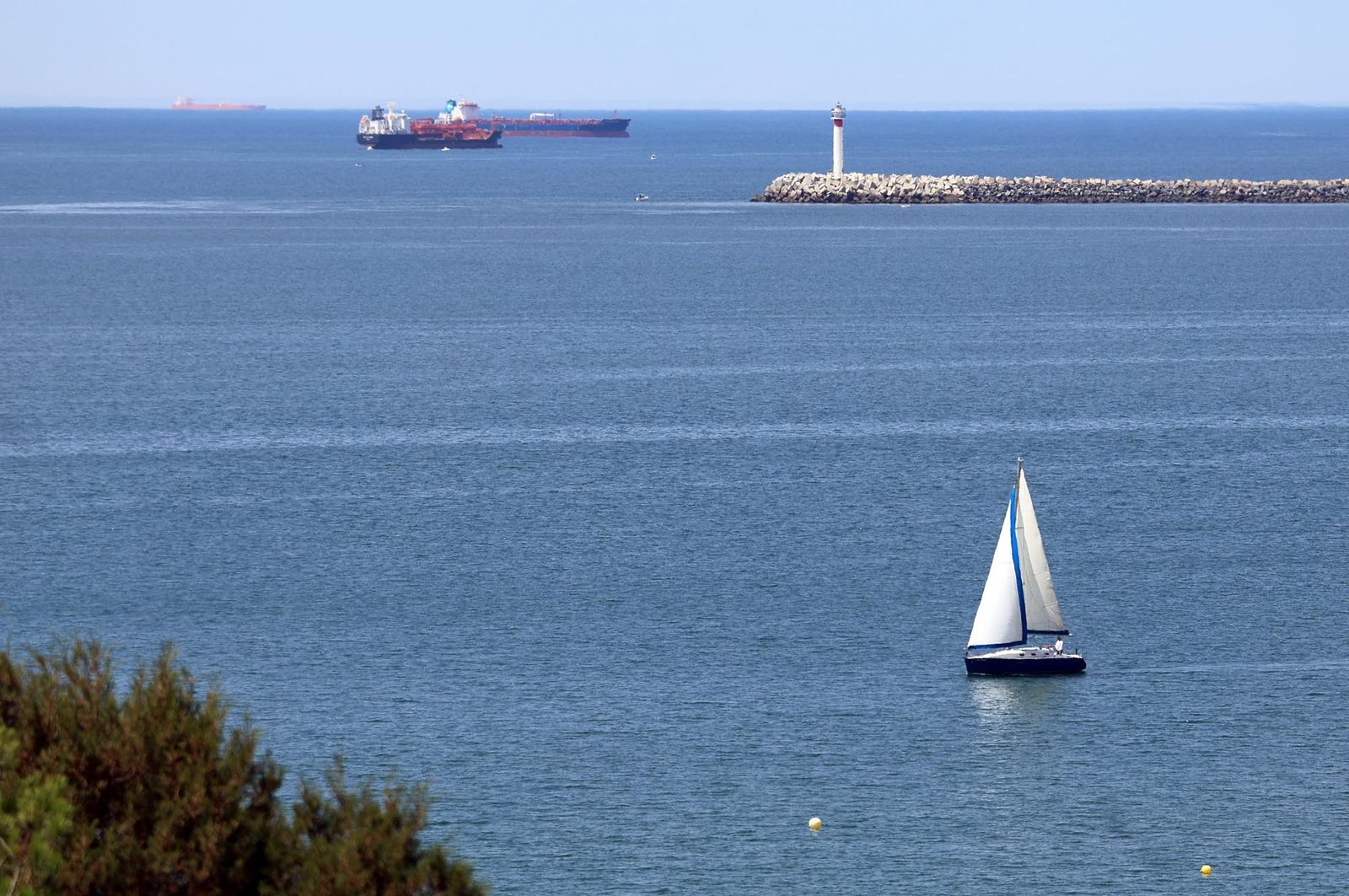 Imágenes del ambiente en las playas de Matalascañas, La Bota y Mazagón durante la mañana del domingo