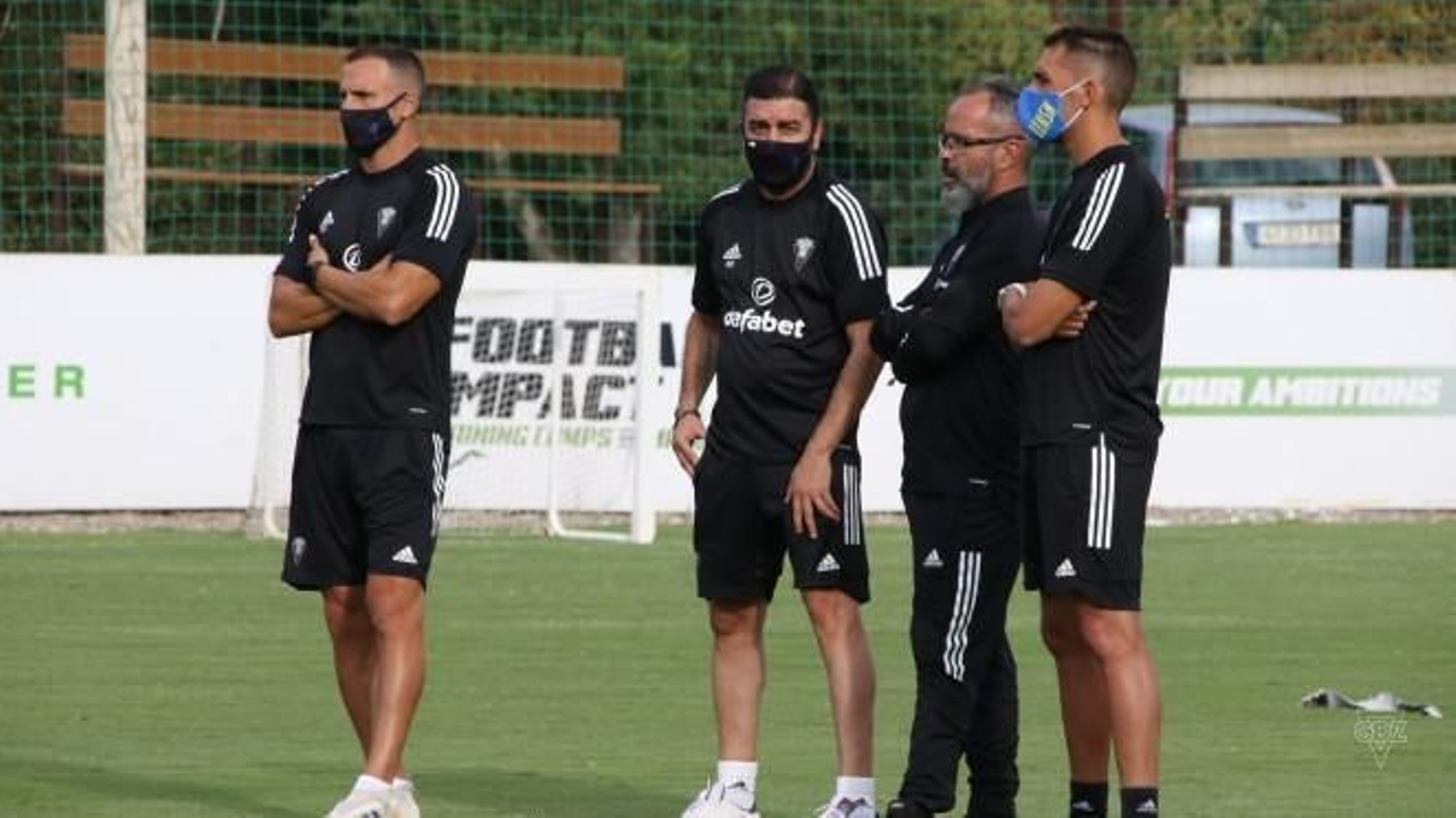 Cervera, junto a miembros de su cuerpo técnico y de la dirección deportiva. Cervera, junto a miembros de su cuerpo técnico y de la dirección deportiva.