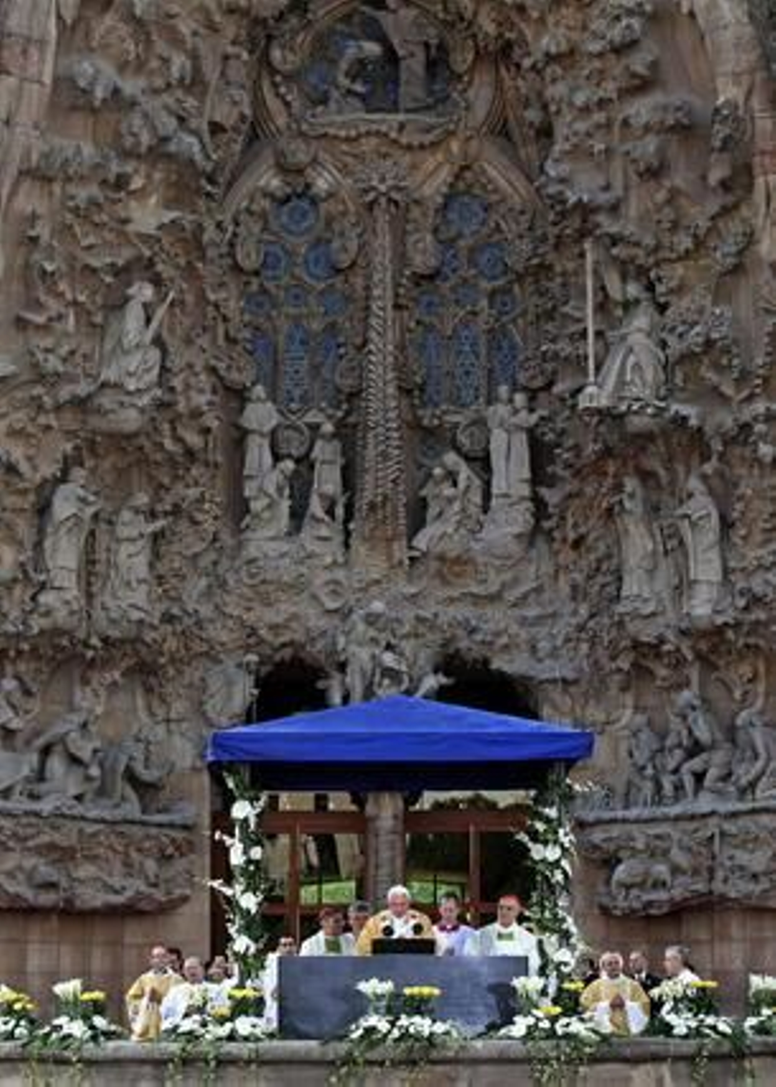 El papa Benedicto XVI bendice la Sagrada Familia de Barcelona y celebra una multitudinaria misa en su interior. 

Foto: EFE