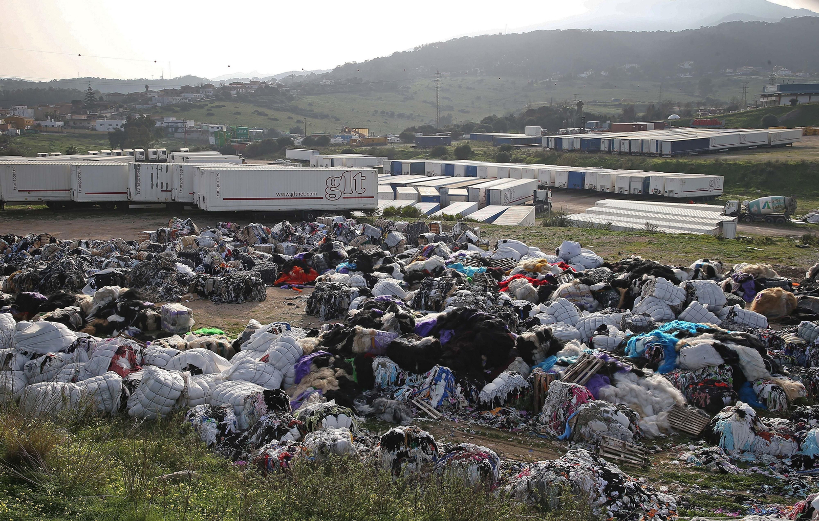 Fotos del vertedero ilegal de restos textiles y retales en el Cortijo Real en Algeciras