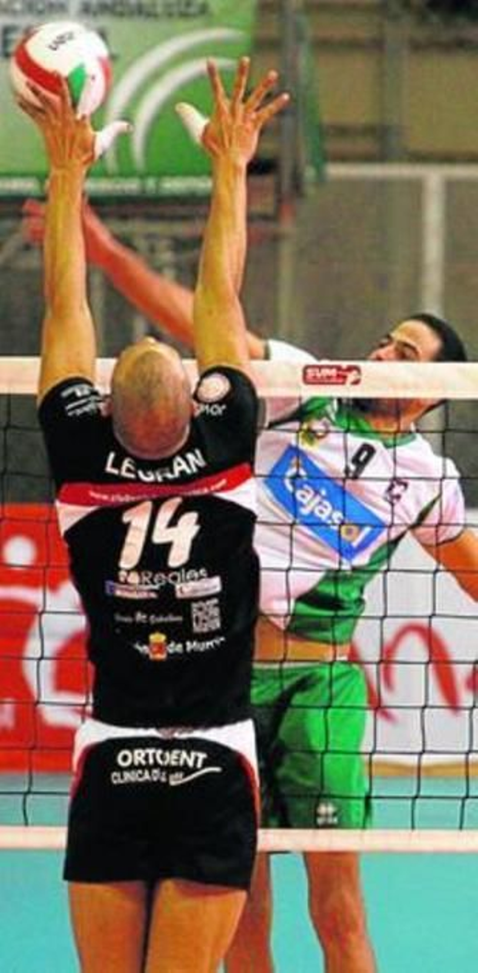 Robert Oramas trata de superar el bloqueo del Caravaca.