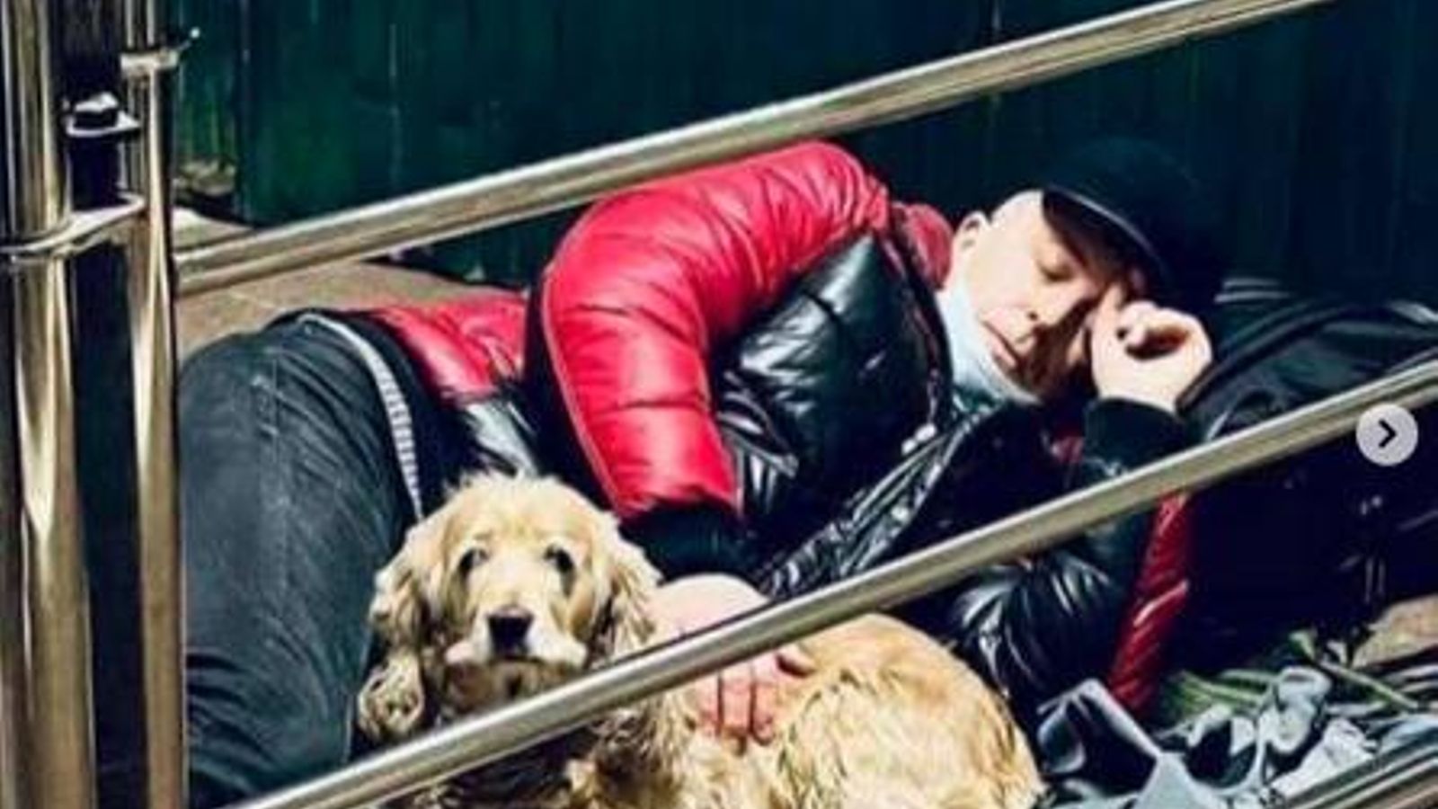 hombre duerme en el metro