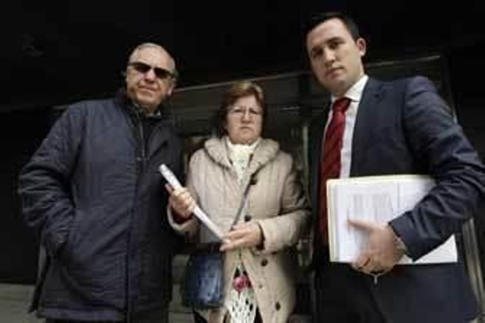 Francisco Tocón y Luisa Fernanda Terrazas junto al abogado Alberto Prian. /Miguel Ángel González