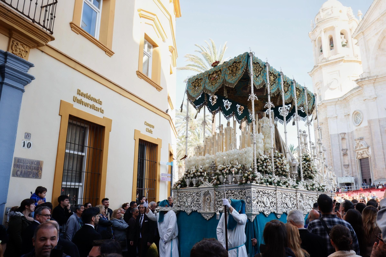 Las imágenes del traslado de Prendimiento desde la Catedral en la Semana Santa de Cádiz 2025
