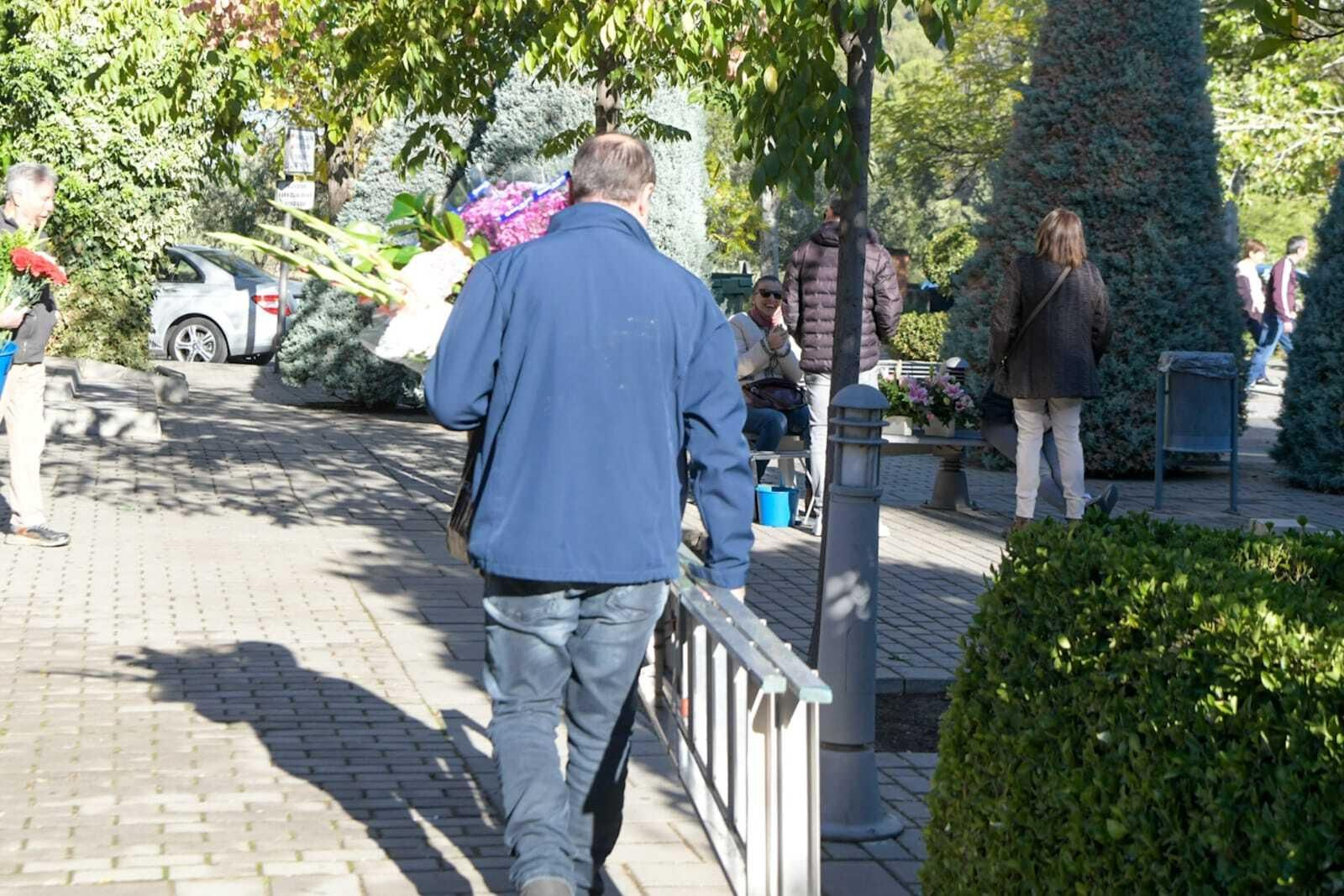 Las imágenes del Día de Todos los Santos en el cementerio de Granada
