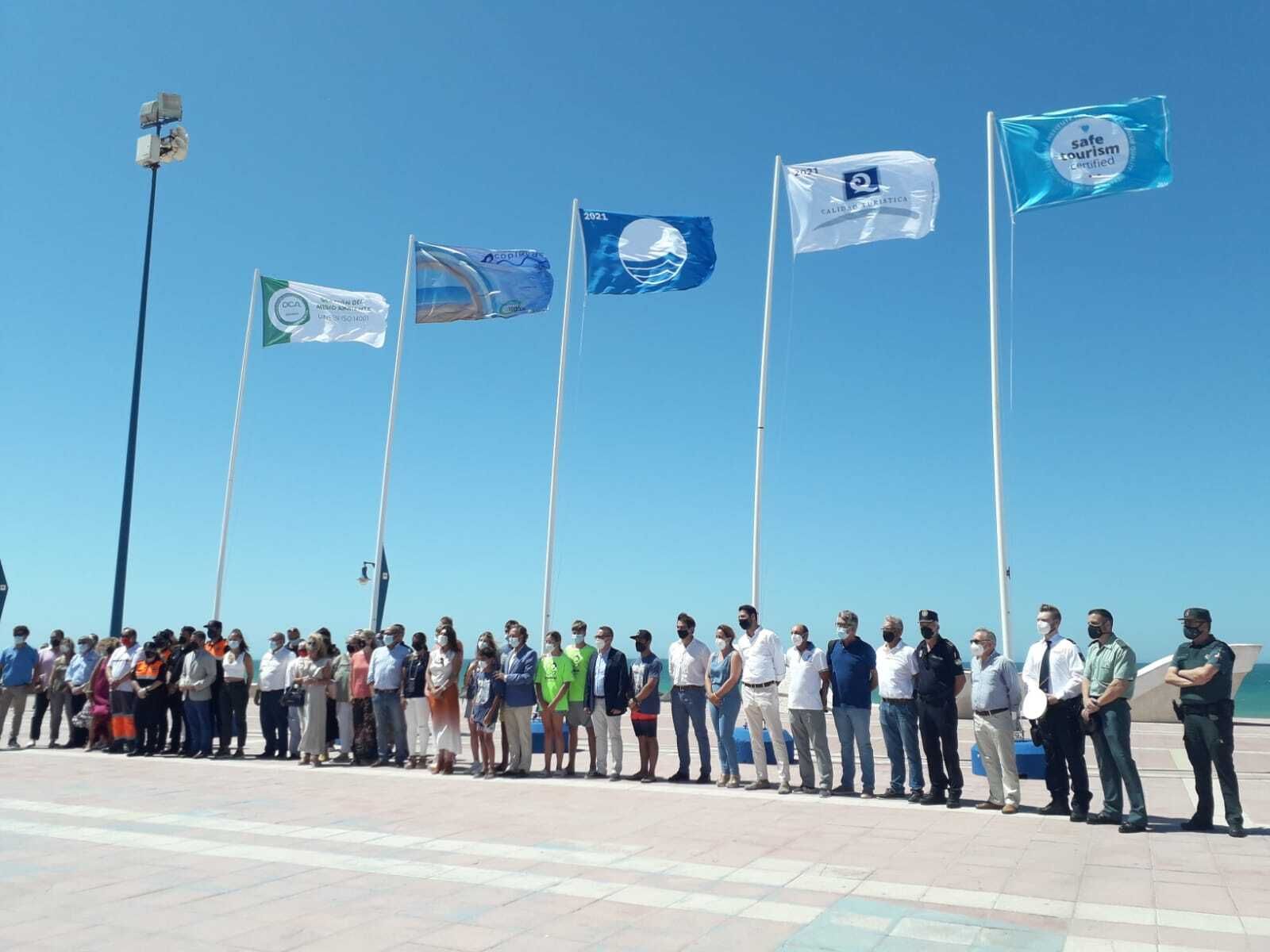 Las diferentes banderas de calidad que lucen en la playa de La Barrosa.
