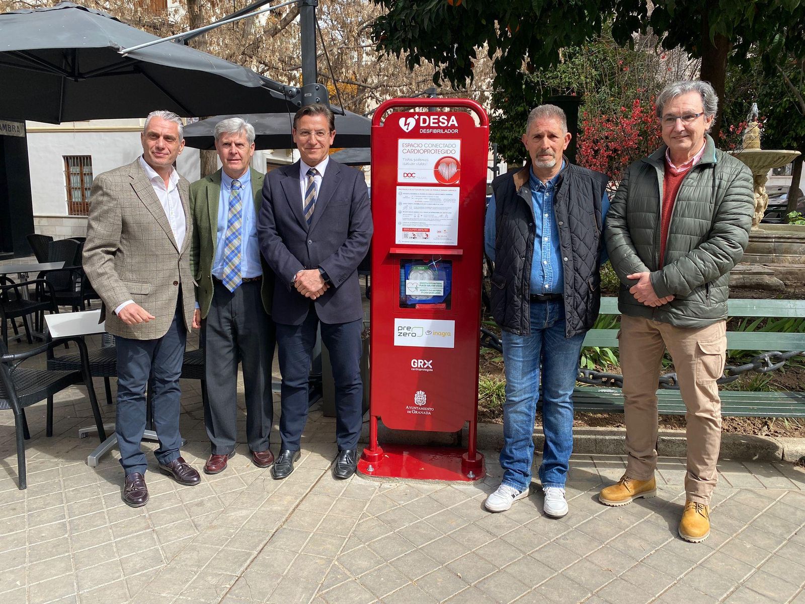 Imagen del nuevo desfibrilador colocado en la Plaza de los Campos de Granada