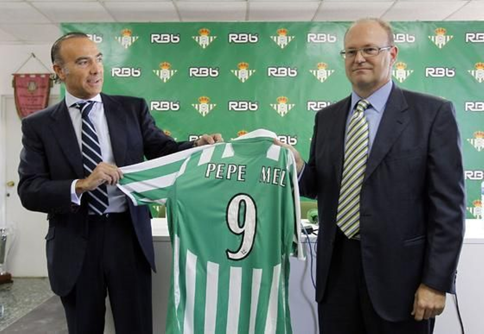 Oliver y Mel en la presentación del técnico.

Foto: Antonio Pizarro