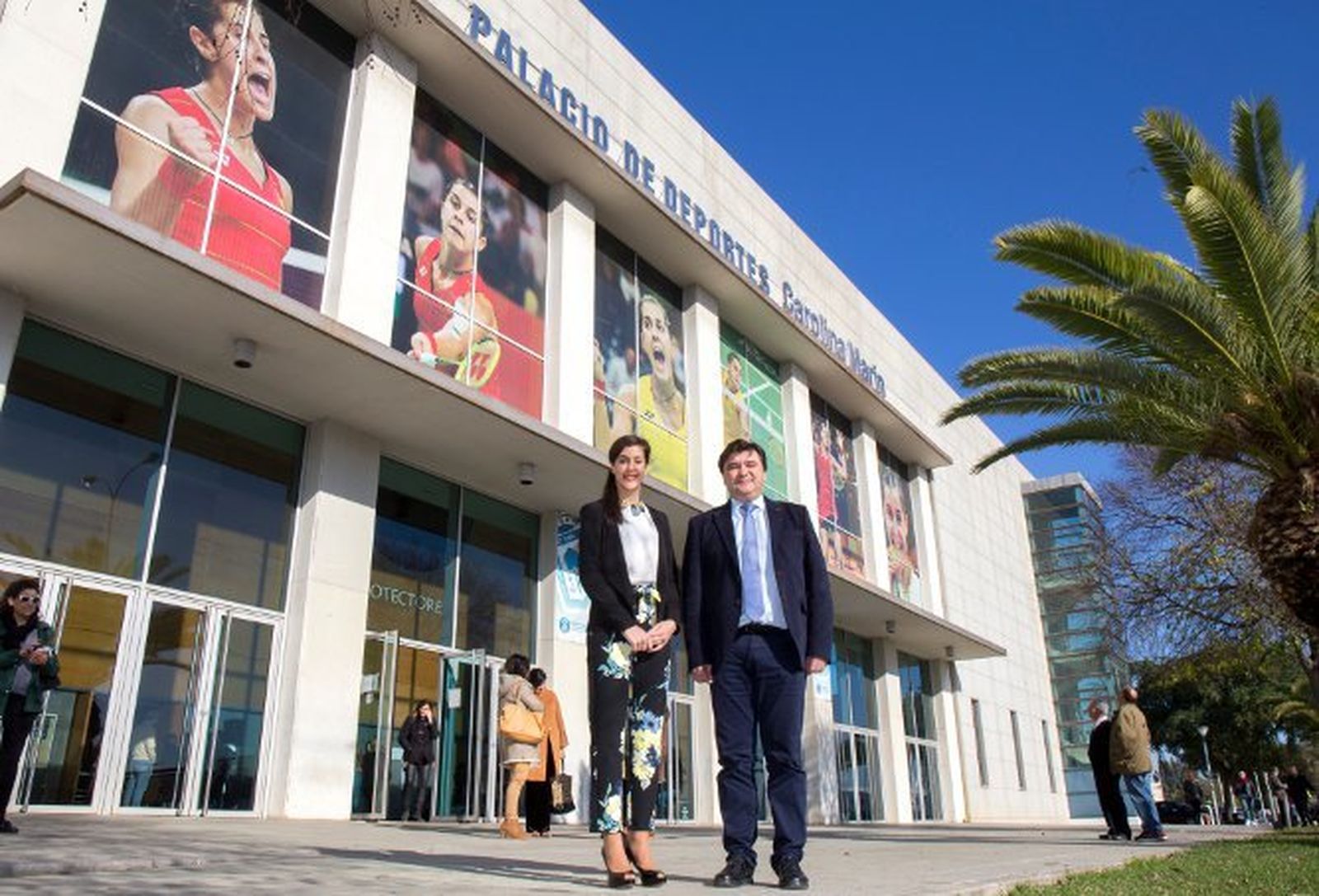 Carolina Marín y el alcalde de la ciudad, Gabriel Cruz.