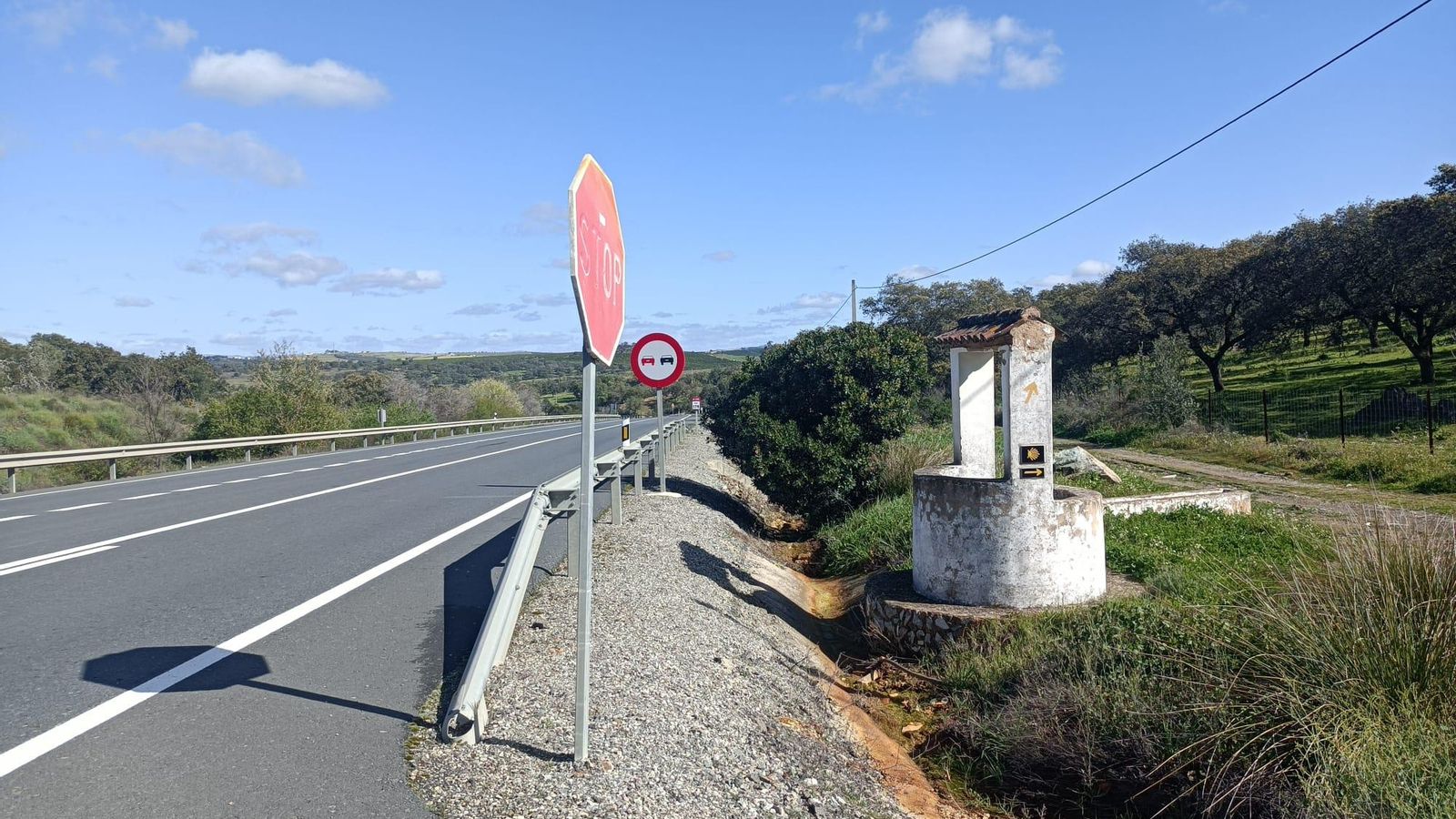 Este pozo nos indica que debemos dejar el lateral de la carretera y entrar en la Dehesa de Corchitos.