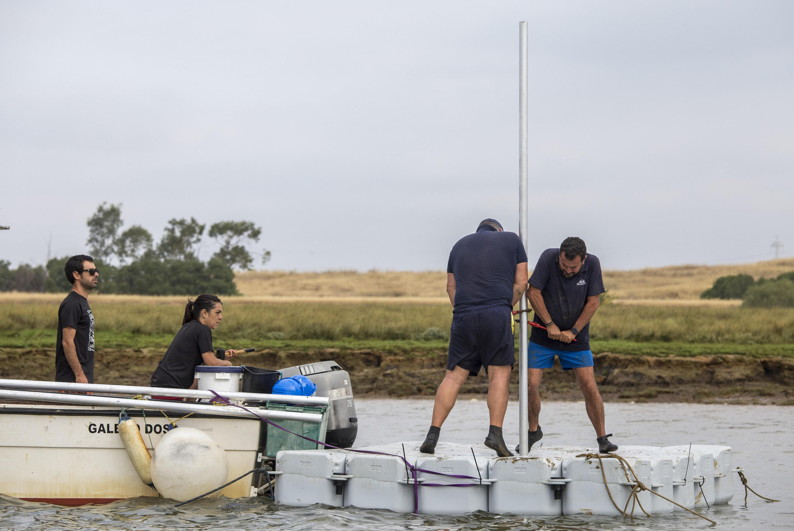 Los técnicos instalan en la ría del Tinto una especie de piezómetros para estudiar los ascensos o descensos de fluidos.